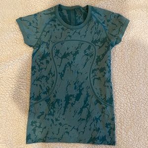 EUC lululemon shirt